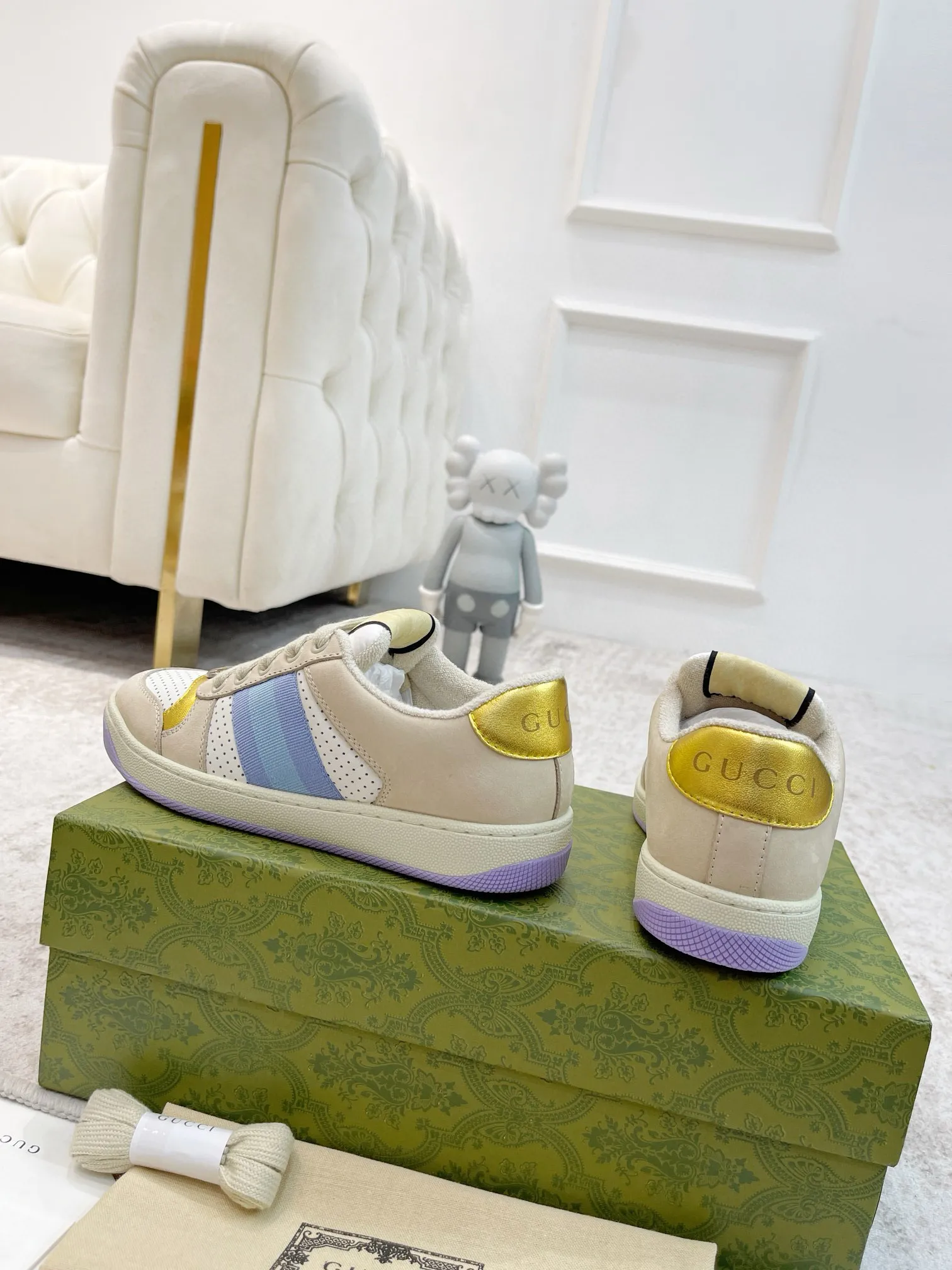 Ex-factory price: 540💰 GUCCI Gucci's newly upgraded back cover lining, top-notch old dirty shoes, classic casual sports shoes for couples, retro sneakers and old G family dirty shoes, updated at the counter simultaneously! ①The shoe upper has the same water-based edge coating process as the original version⚠️The ordinary oil edges on the market have a strong glue feel and are easy to fall off! Grade A first-layer nubuck leather (with pores)/matching computer embroidered double G cloth, high-density terry velvet lining. ② A PVC transparent small round mark sealing line is added to the details of the midsole. The mold is opened six times and the jewelry craftsmanship is used to customize the two-color double G buckle, striving to be the same as the original version. A pair of buttons is more than three times more expensive than ordinary buckles on the market. ③An old two-color washable label, the chip is placed on the outer waist of the right foot, the entire shoe is completely hollowed out with rubber technology, TUP material (rubber to distinguish the market) with the latest green packaging from the counter, 3D printed handbag, and a pair of shoelaces. There is no pressure when entering and exiting the counter. You can buy a 1:1 accurate replica of the original version and modify and upgrade it repeatedly. The details are perfectly restored, the materials are all customized, and they are truly top-notch. Please look at the details clearly to identify the quality. Upper: First-layer frosted cowhide/embroidered double G cloth. Lining: original high-density velvet lining. Foot pads: original pearlescent sheepskin. Outsole: private molded vacuum TPU material. Packaging: original top-grade full set packaging at the counter. Shoe size: women's size 35-40, men's size 39-44 (men's size 38, 45🉑️customized, non-returnable)